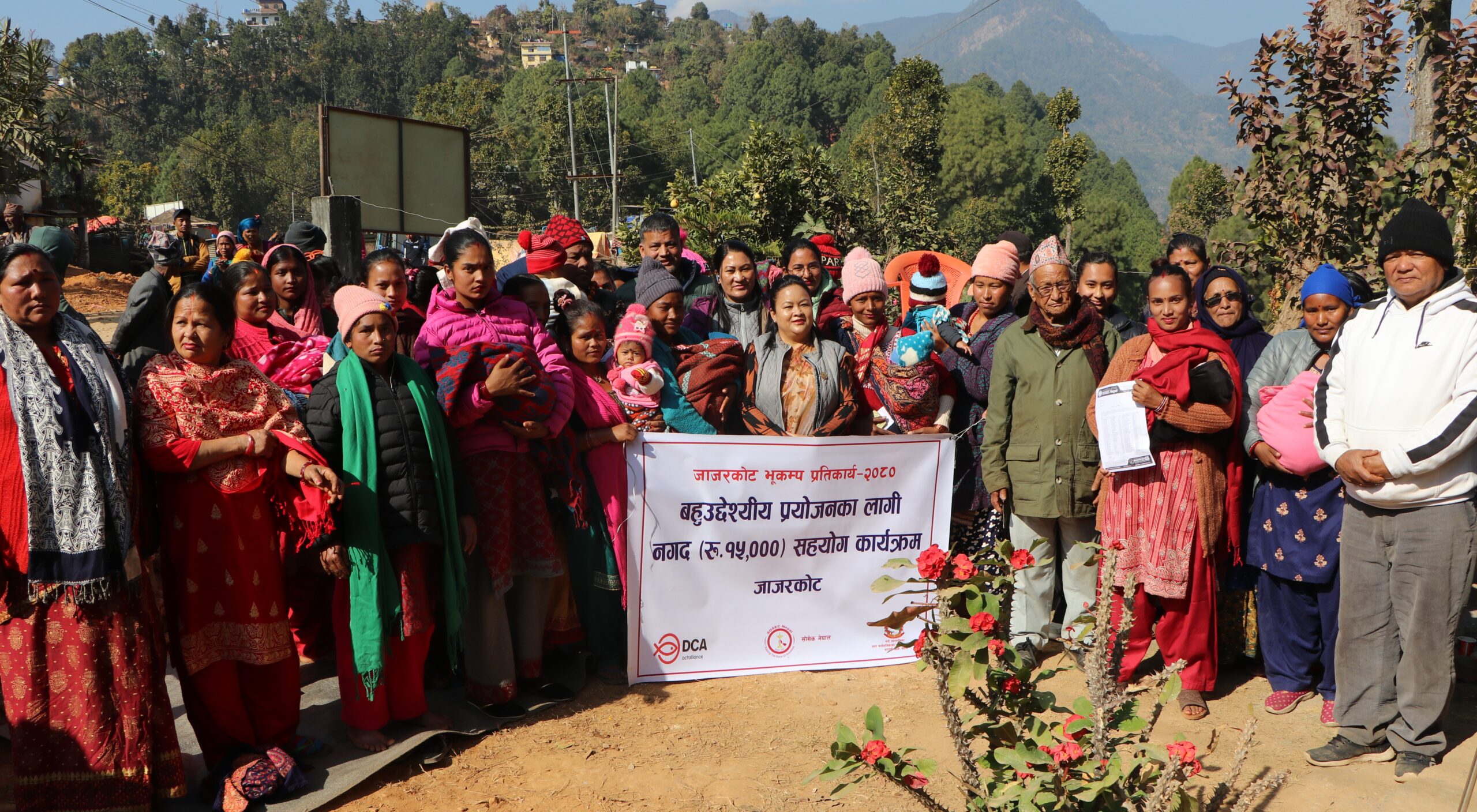 नगद हस्तान्तरण पछि सामुहिक तस्विर लिदै ।